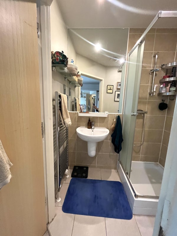 Room Caversham Road in Greater London