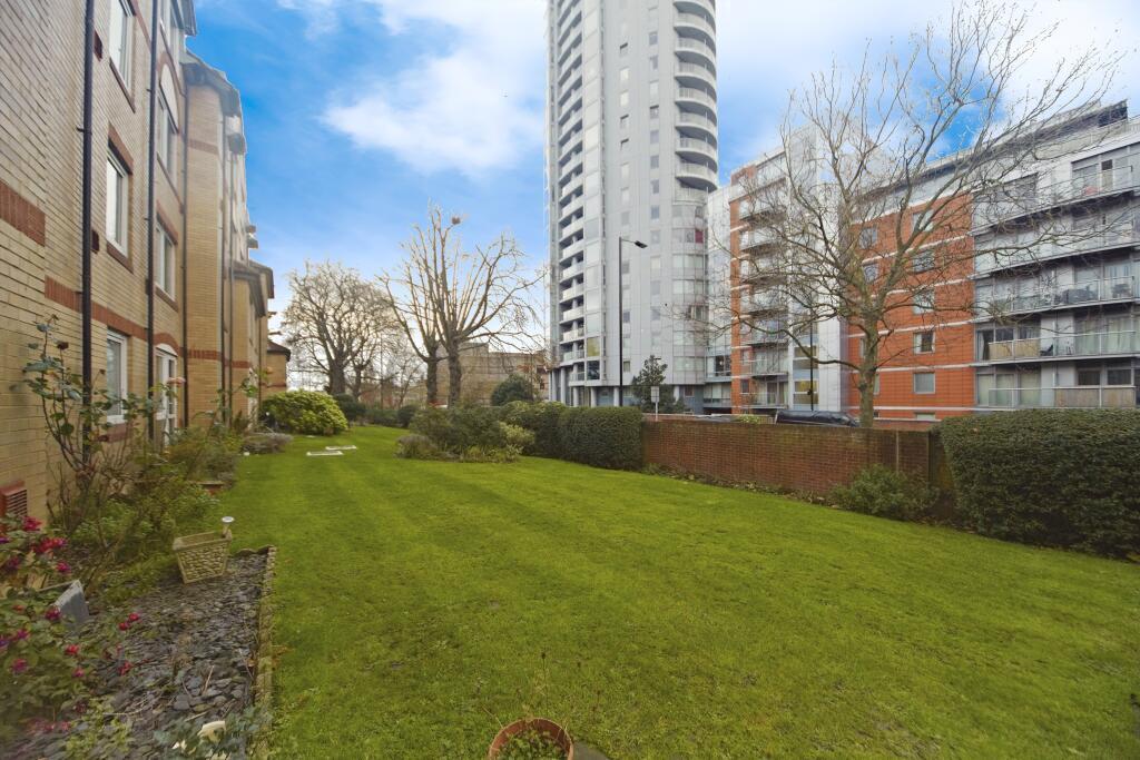 Flat Fairfield Path in Greater London
