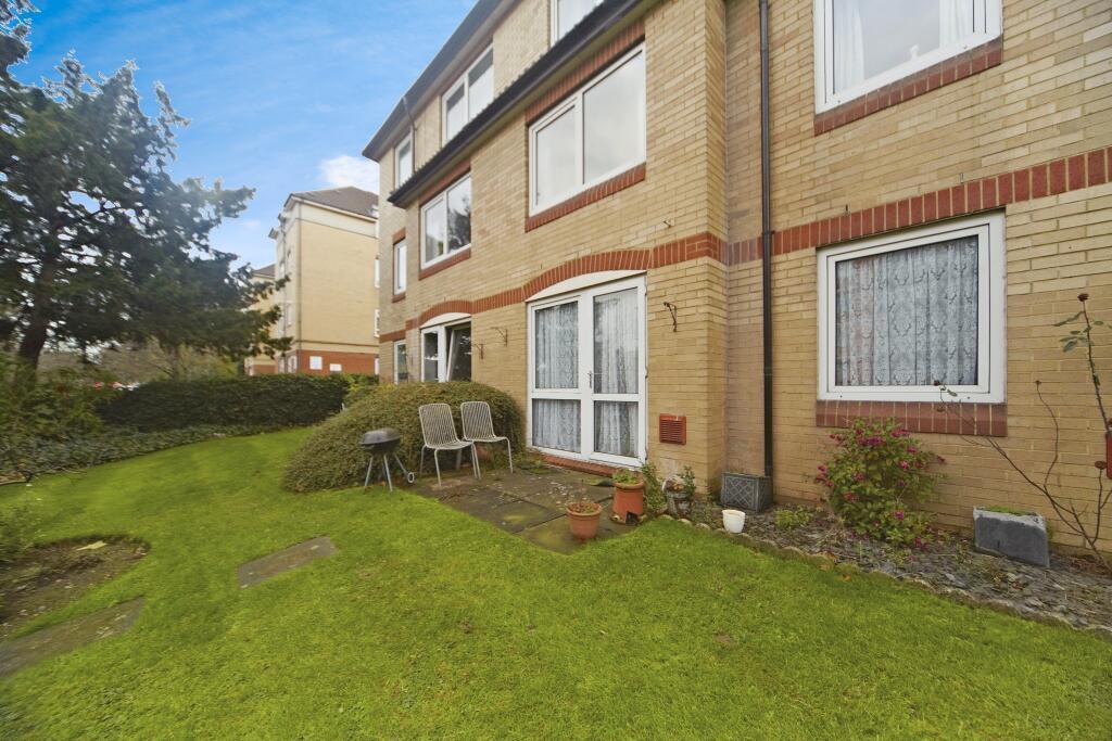 Flat Fairfield Path in Greater London