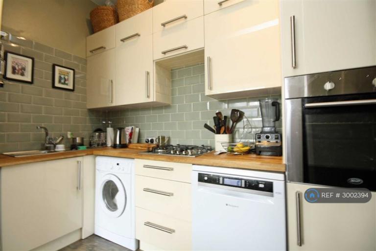 Flat Merton Road in Greater London