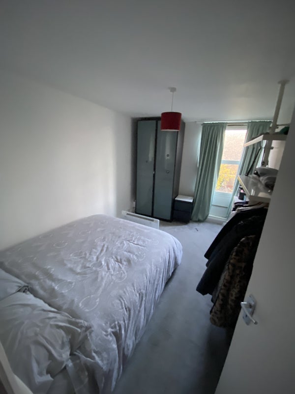 Flat Falcon Road in Greater London