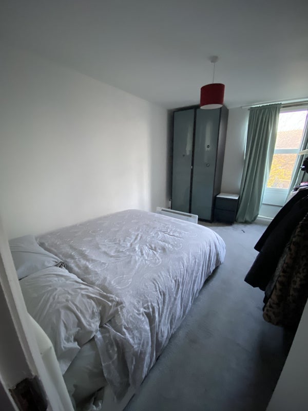 Flat Falcon Road in Greater London