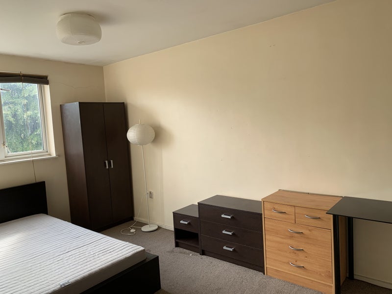 Room Glengall Grove in Greater London