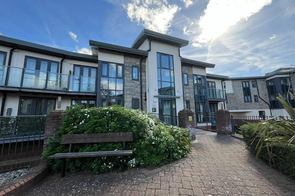 Flat Basildon Court in Milton Keynes