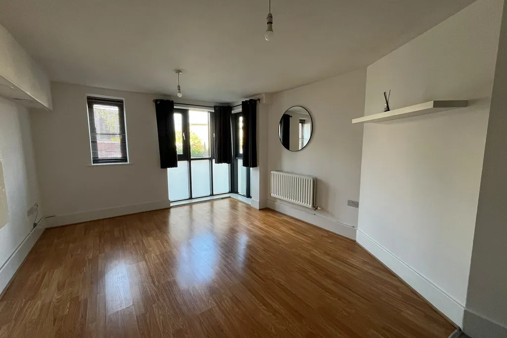 Flat Basildon Court in Milton Keynes