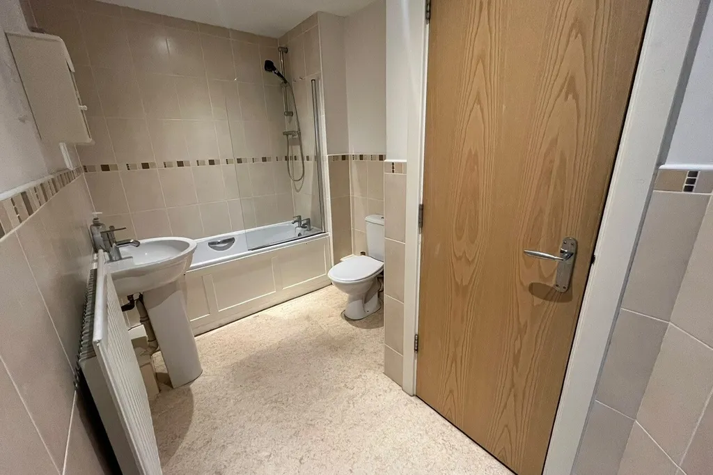Flat Basildon Court in Milton Keynes