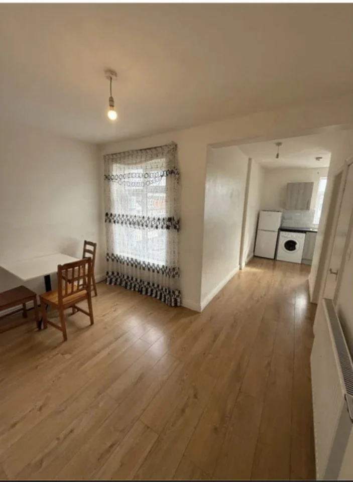 Flat Porters Avenue in Greater London