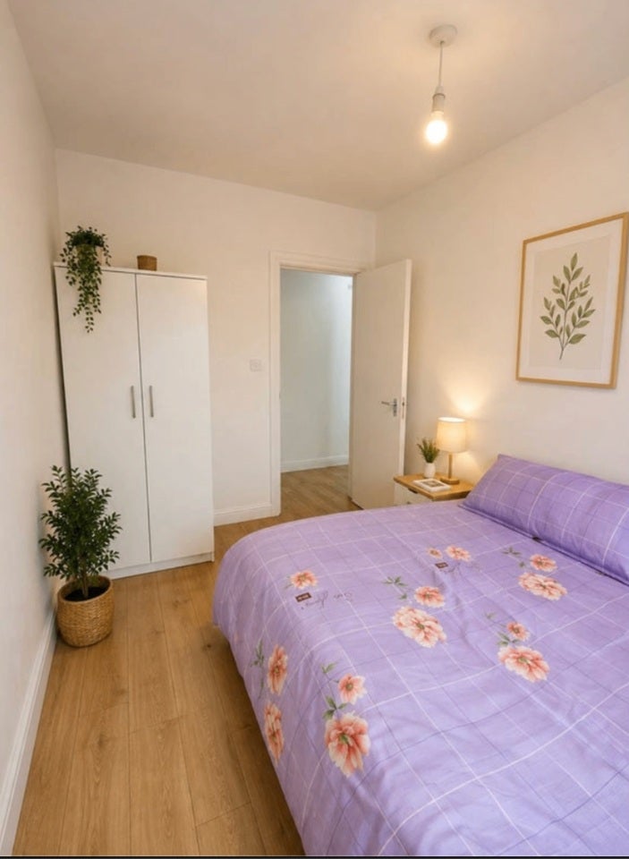 Flat Porters Avenue in Greater London