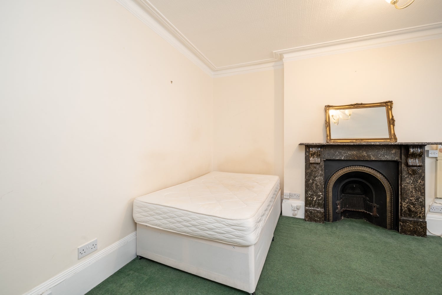 Flat De Vere Gardens in Greater London
