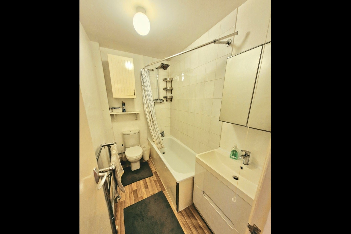 Flat Chiswick High Road in Greater London
