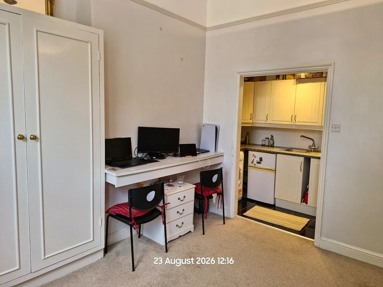Flat Chiswick High Road in Greater London