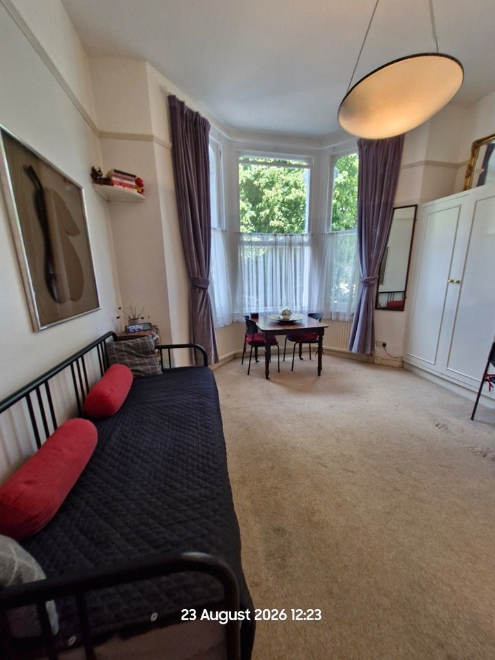 Flat Chiswick High Road in Greater London