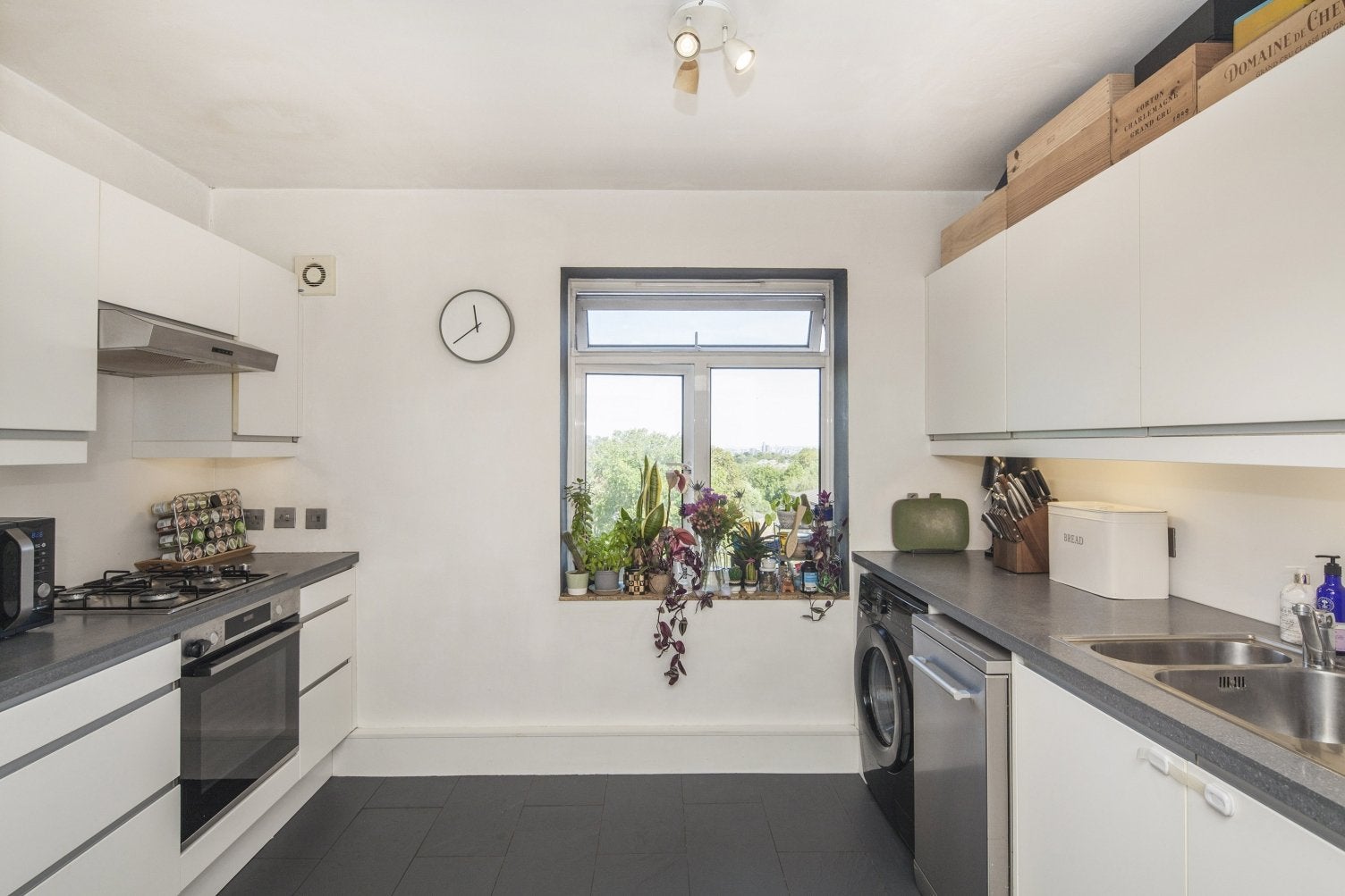 Flat Little Brownings in Greater London