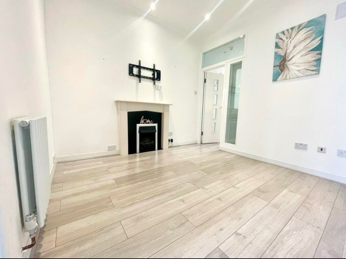 Flat Arnold Road in Greater London