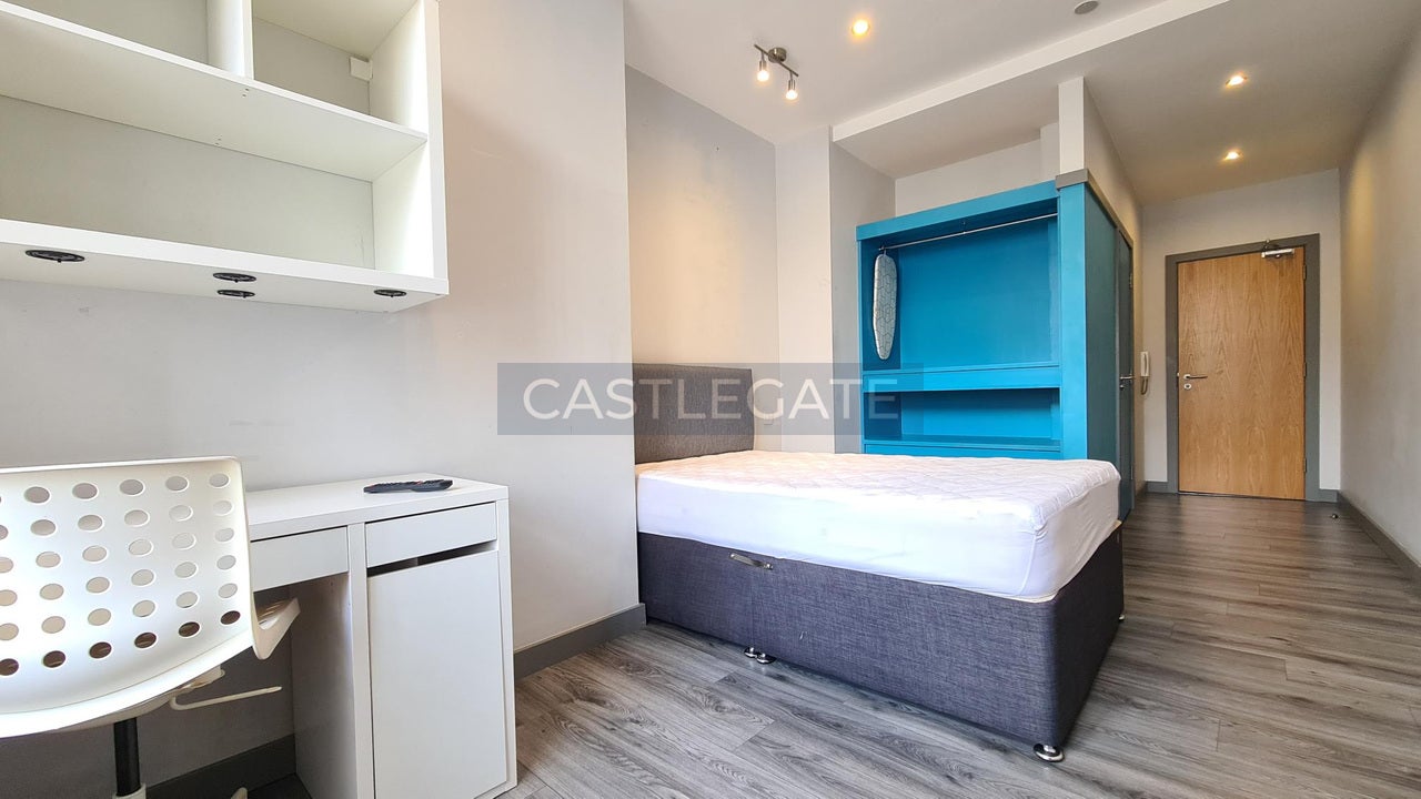 Room Half Moon Street in Huddersfield
