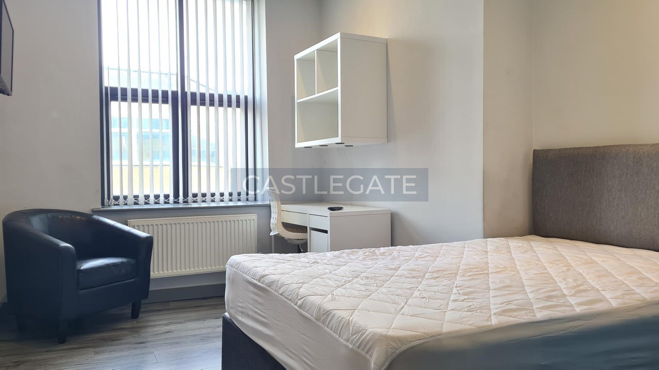 Room Half Moon Street in Huddersfield