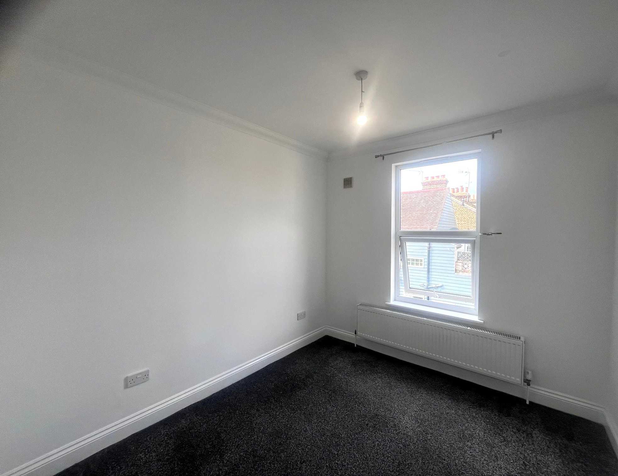 Flat Rectory Grove in Southend-on-Sea