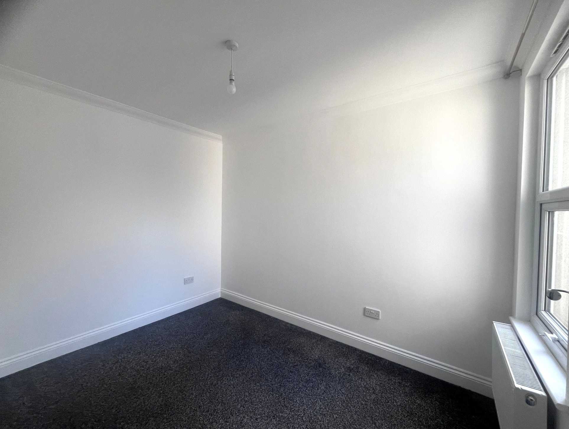 Flat Rectory Grove in Southend-on-Sea