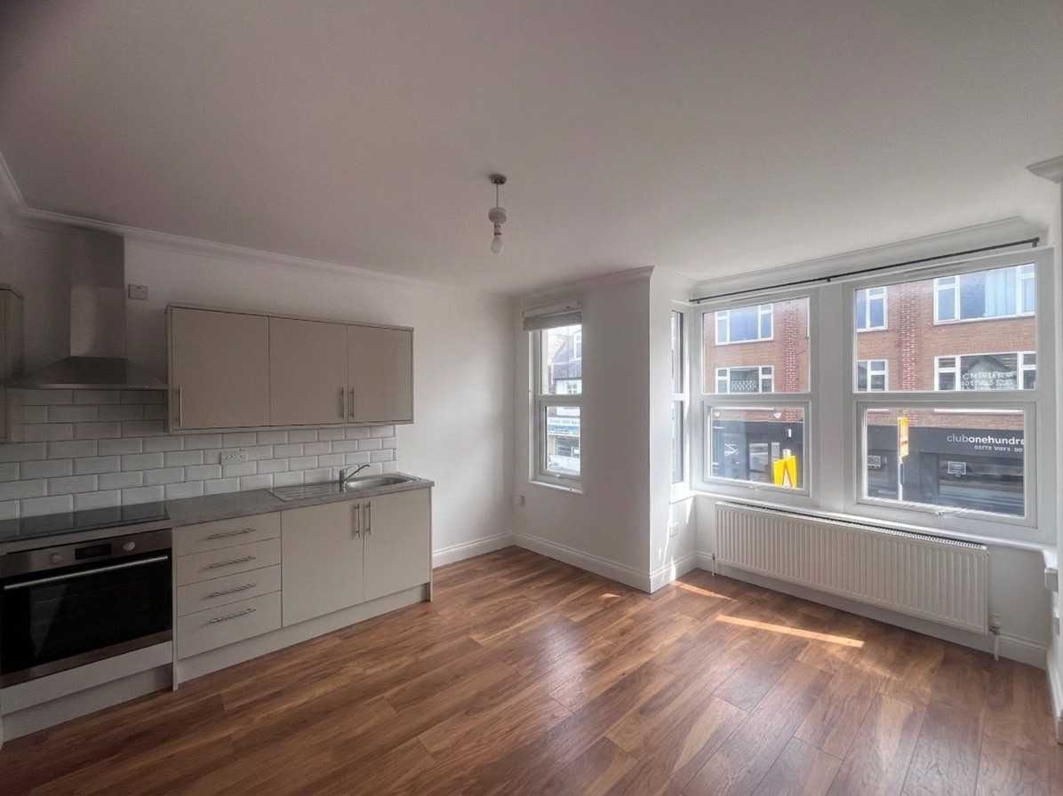 Flat Rectory Grove in Southend-on-Sea
