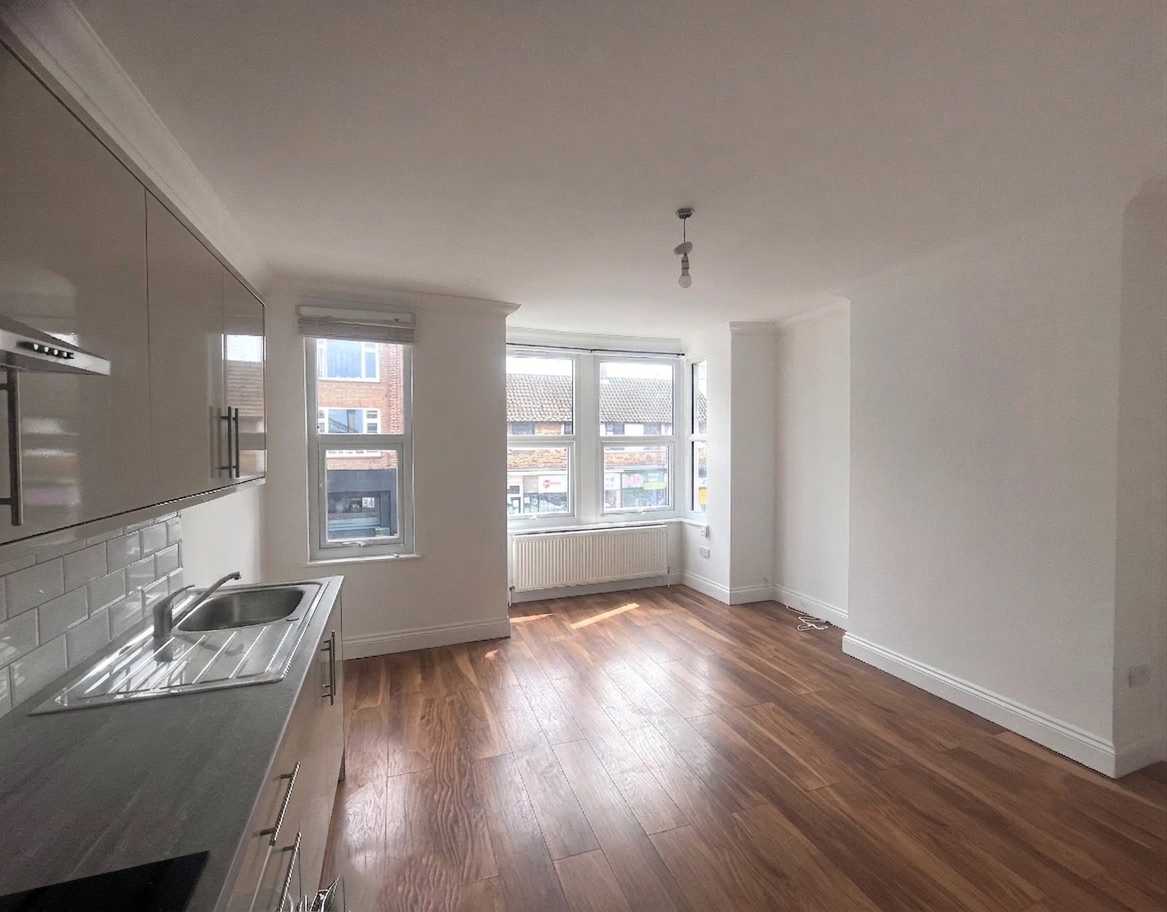Flat Rectory Grove in Southend-on-Sea