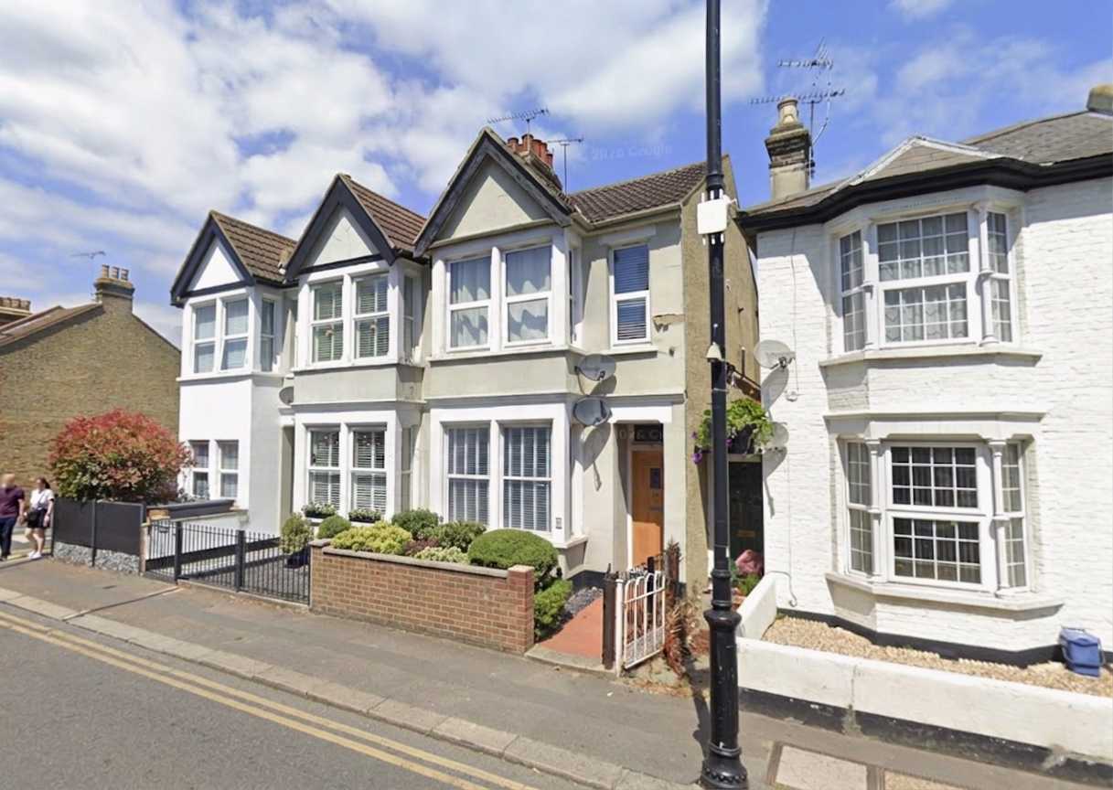 Flat Rectory Grove in Southend-on-Sea