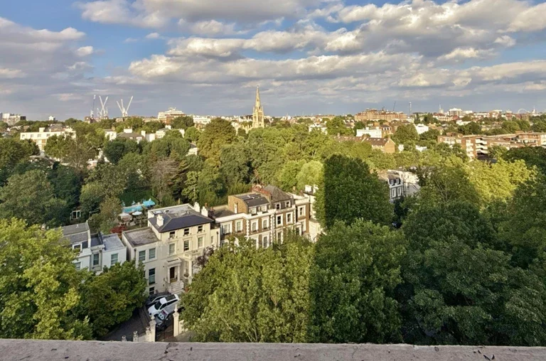 Flat Hammersmith Road in Greater London