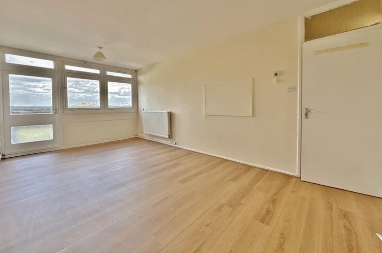 Flat Hammersmith Road in Greater London