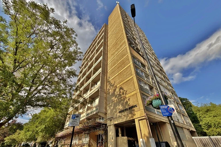 Flat Hammersmith Road in Greater London