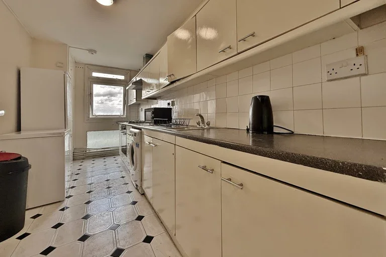 Flat Hammersmith Road in Greater London