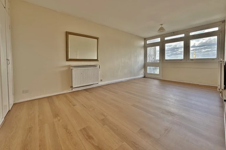 Flat Hammersmith Road in Greater London