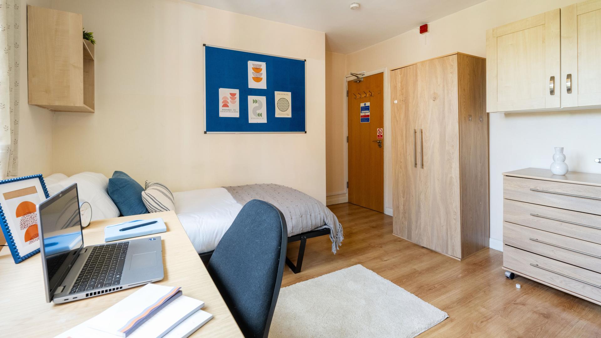 Room Flodden Road in Greater London
