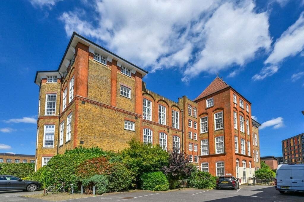 Flat Farrance Street in Greater London
