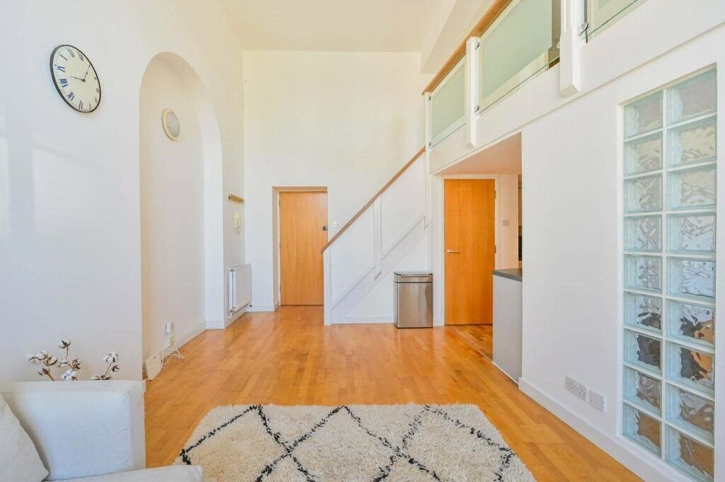 Flat Farrance Street in Greater London