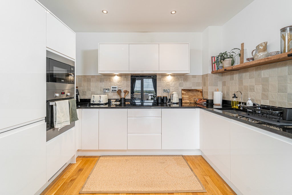 Flat Hampden Road in Greater London