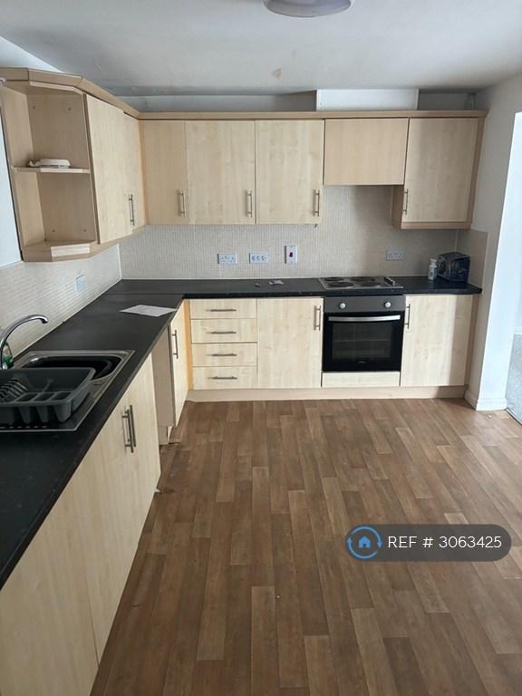 Flat Lowbridge Court in Liverpool