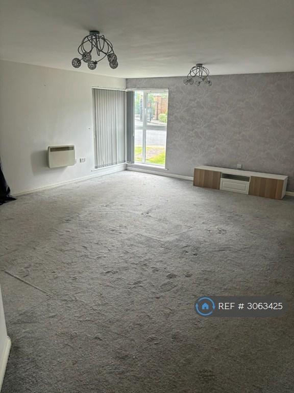 Flat Lowbridge Court in Liverpool