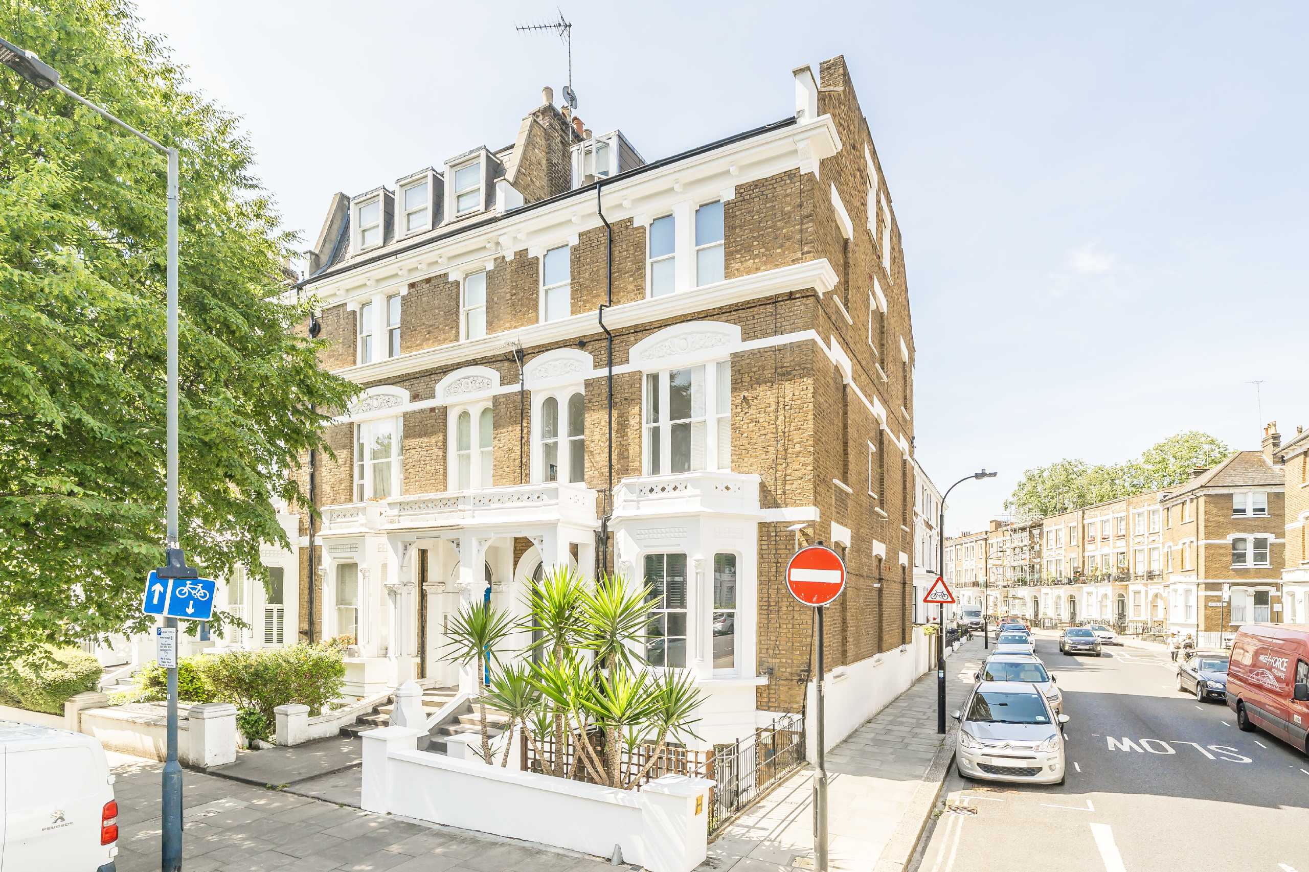 Flat Sinclair Road in Greater London