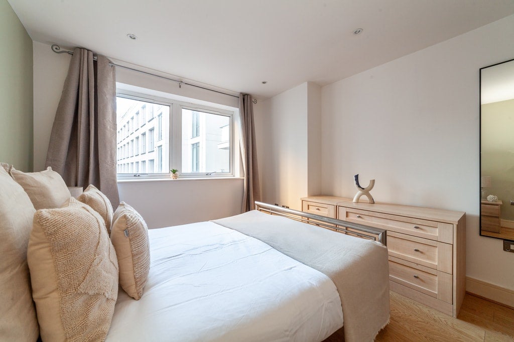 Flat Long Lane in Greater London