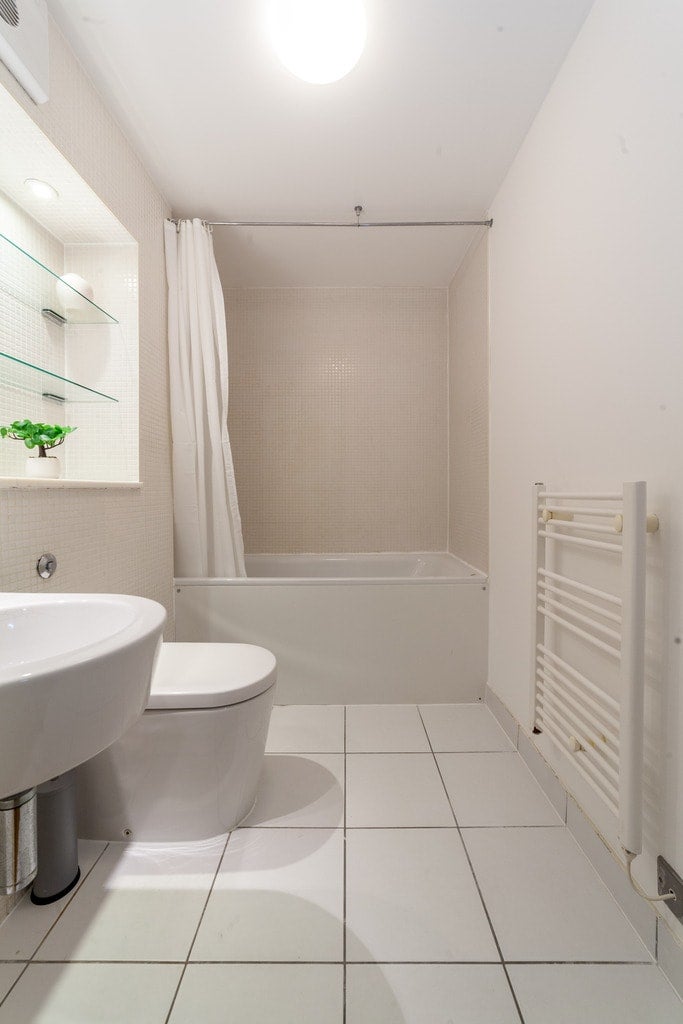Flat Long Lane in Greater London
