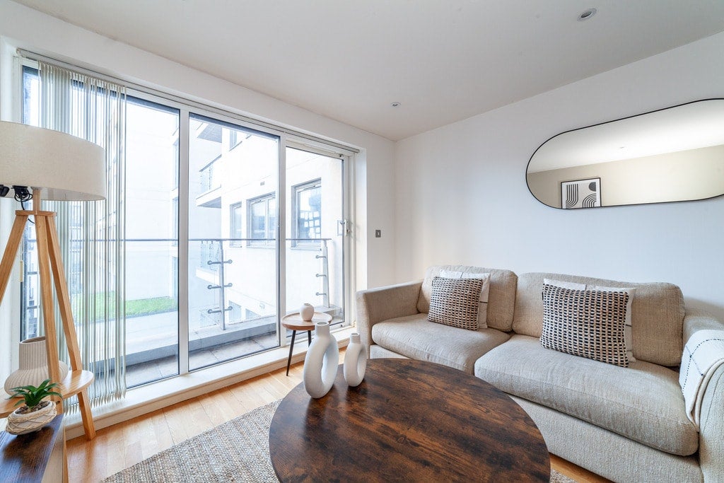 Flat Long Lane in Greater London