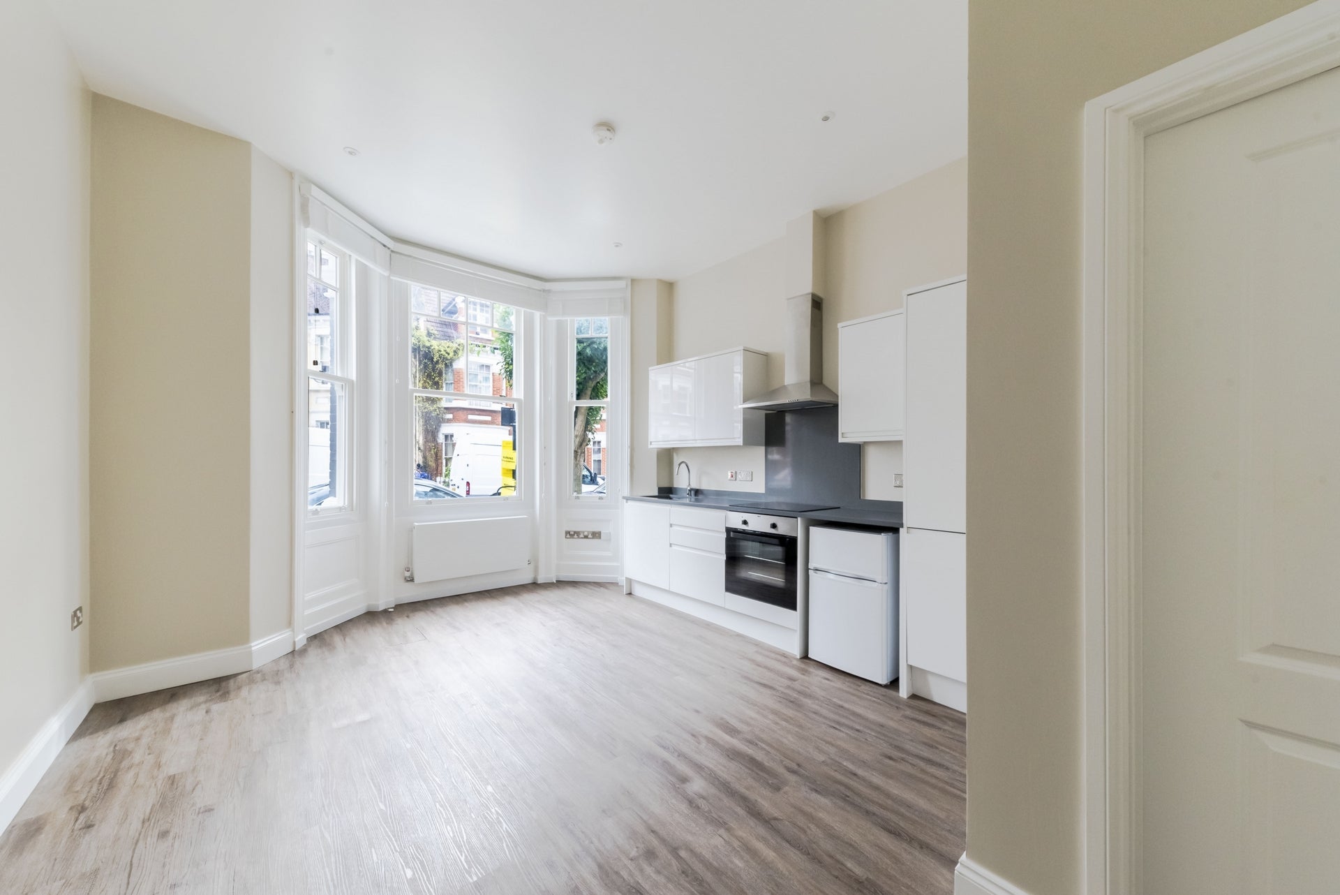Flat Inglewood Road in Greater London