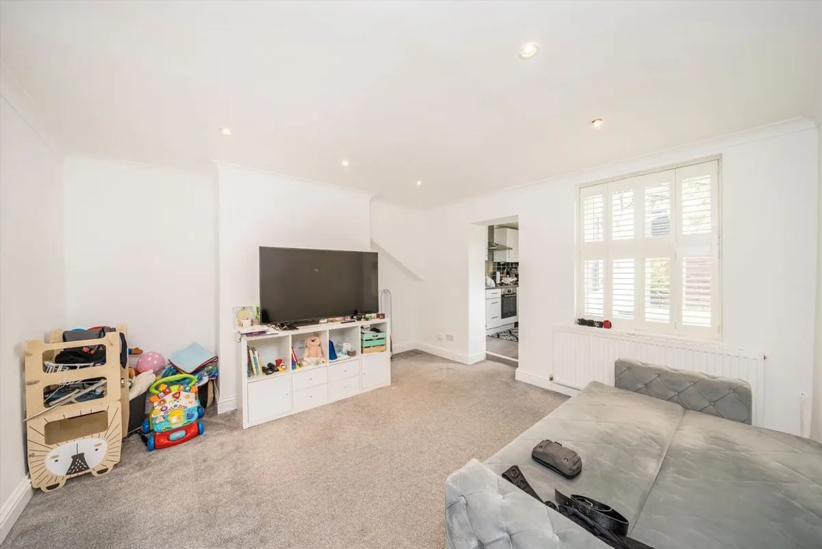 Flat Whitton Road in Greater London