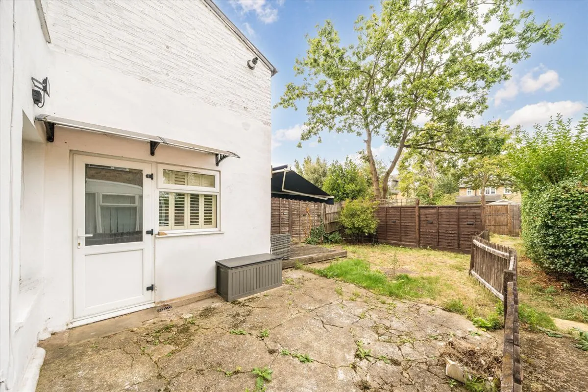 Flat Whitton Road in Greater London