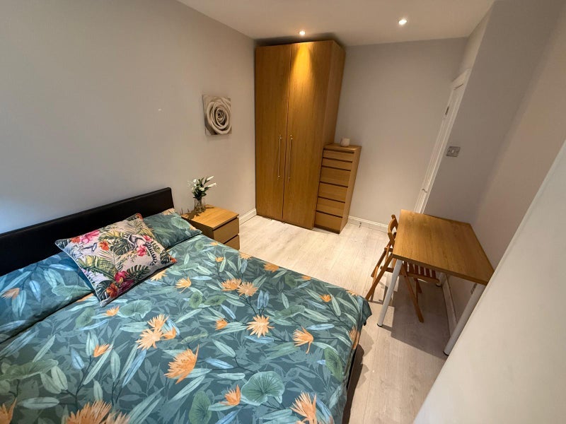 Room Wallis Close in Greater London