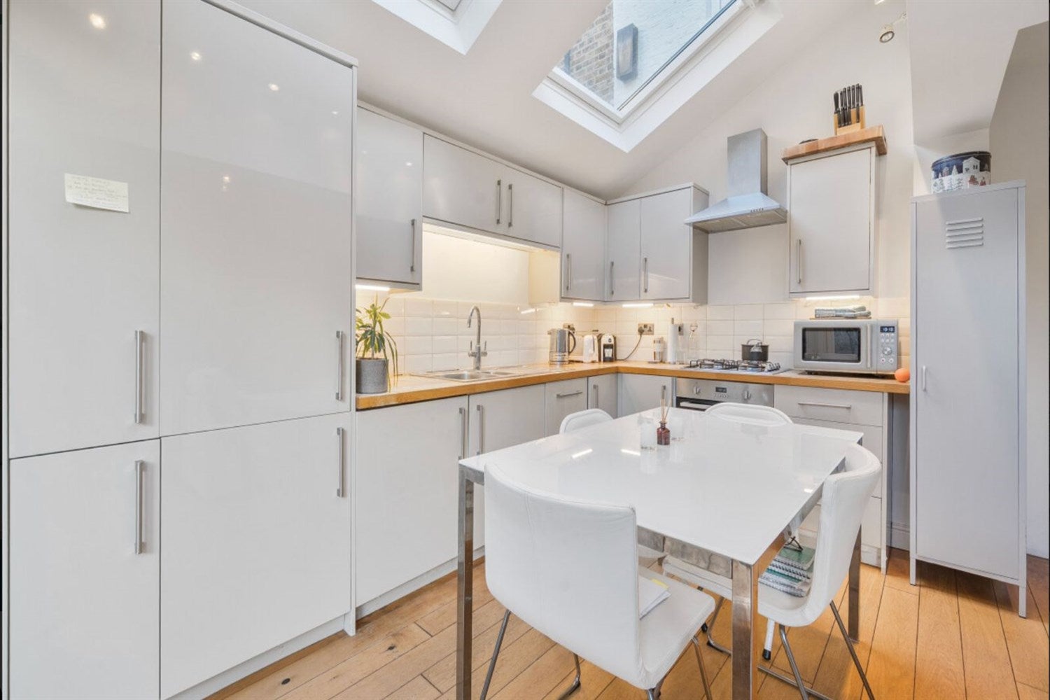 Flat Waldemar Avenue in Greater London