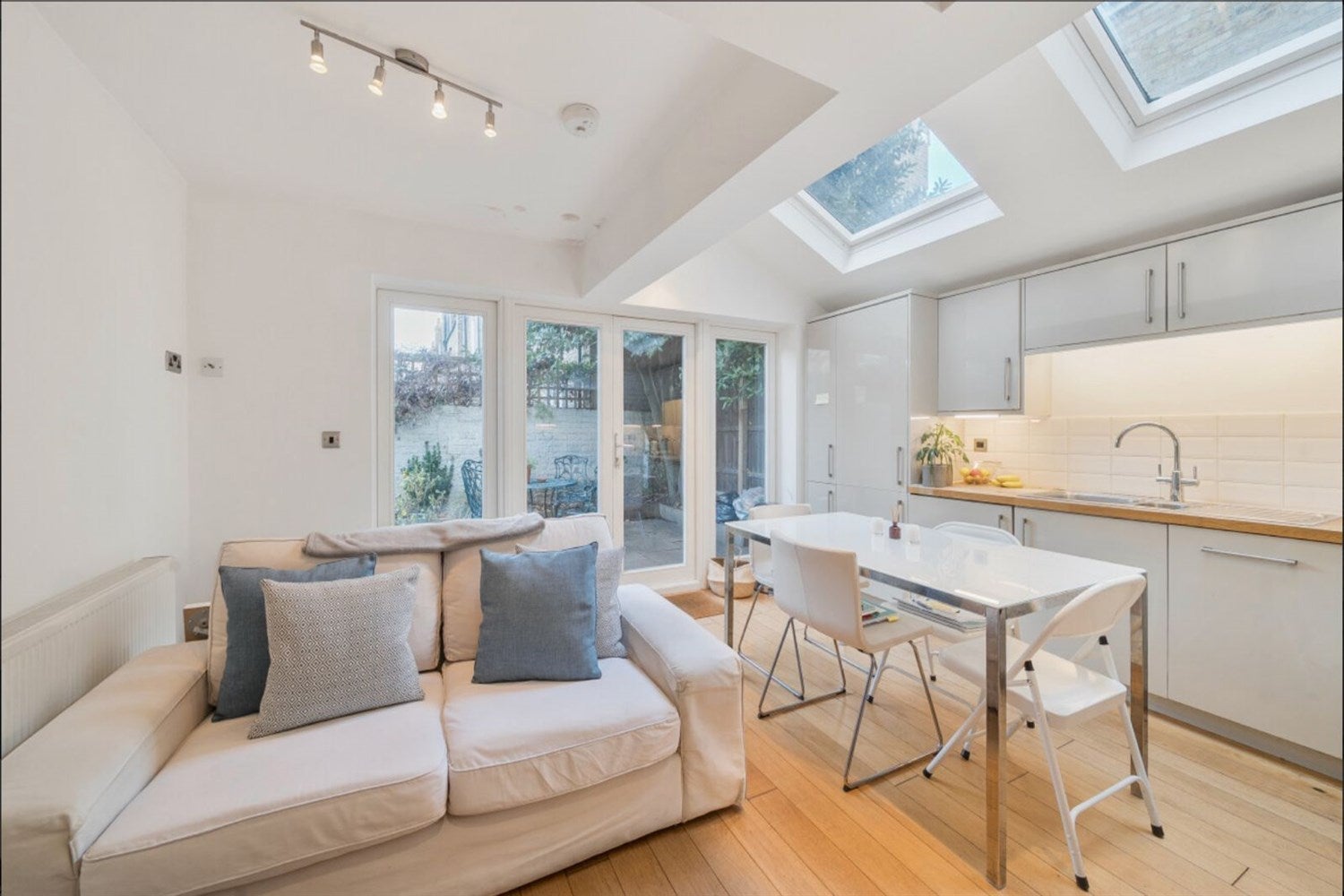 Flat Waldemar Avenue in Greater London