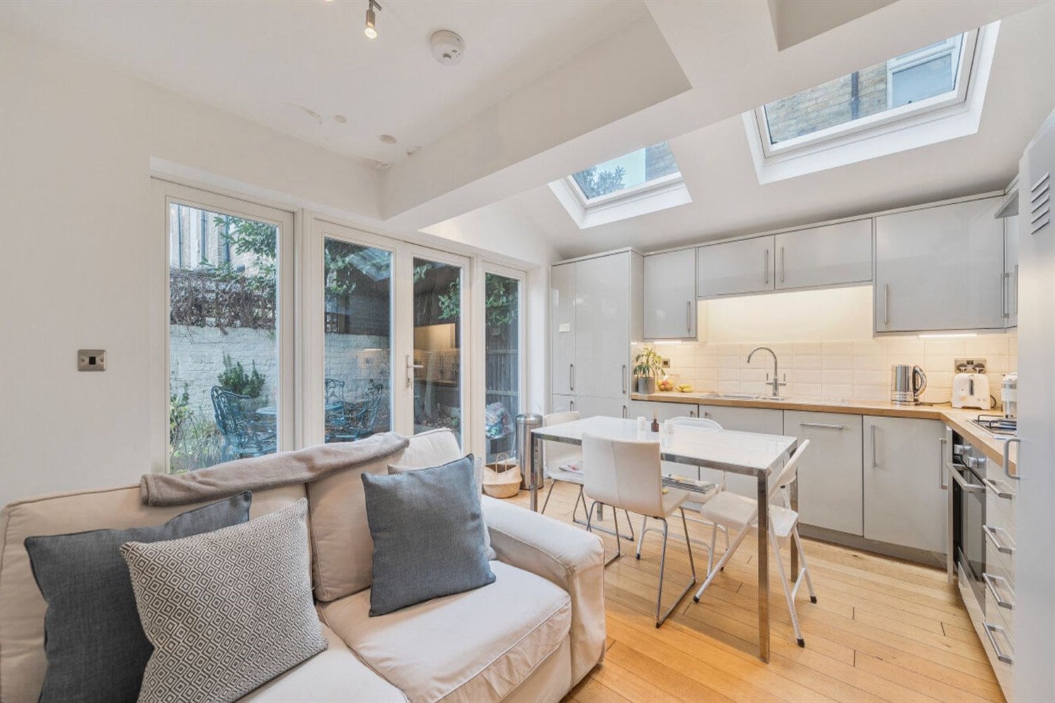 Flat Waldemar Avenue in Greater London