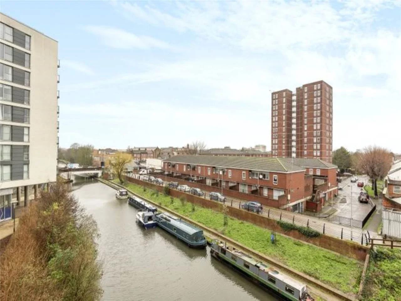 Flat Station Approach in Greater London