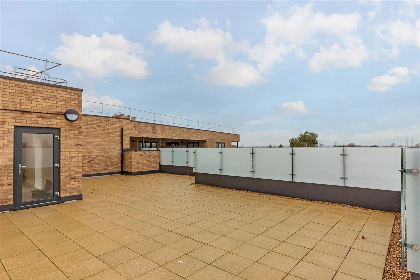 Flat Chingford Mount Road in Greater London