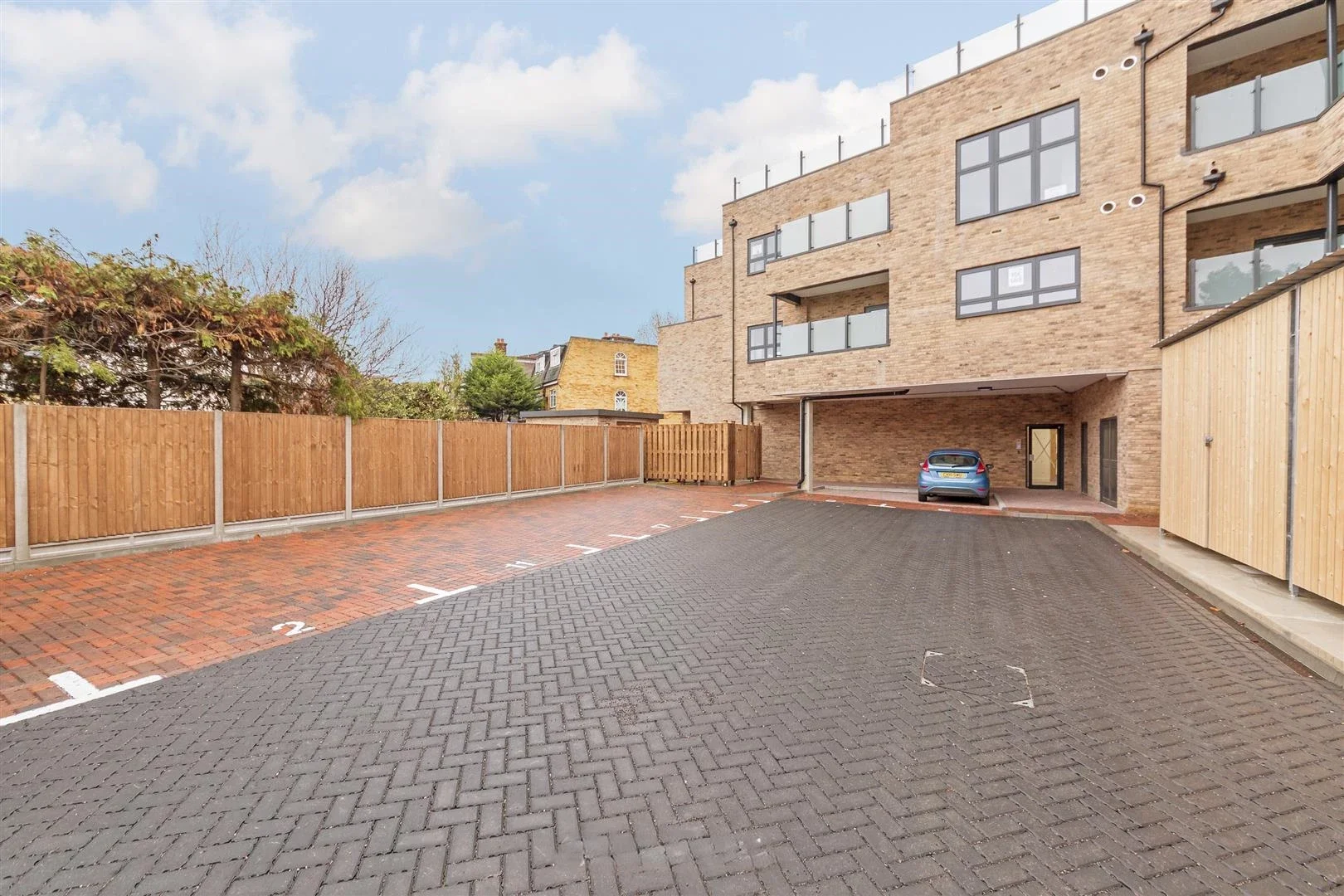Flat Chingford Mount Road in Greater London